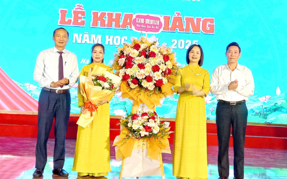 Đồng chí Bí thư Đảng ủy Khối dự Lễ khai giảng năm học mới tại Trường Cao đẳng...